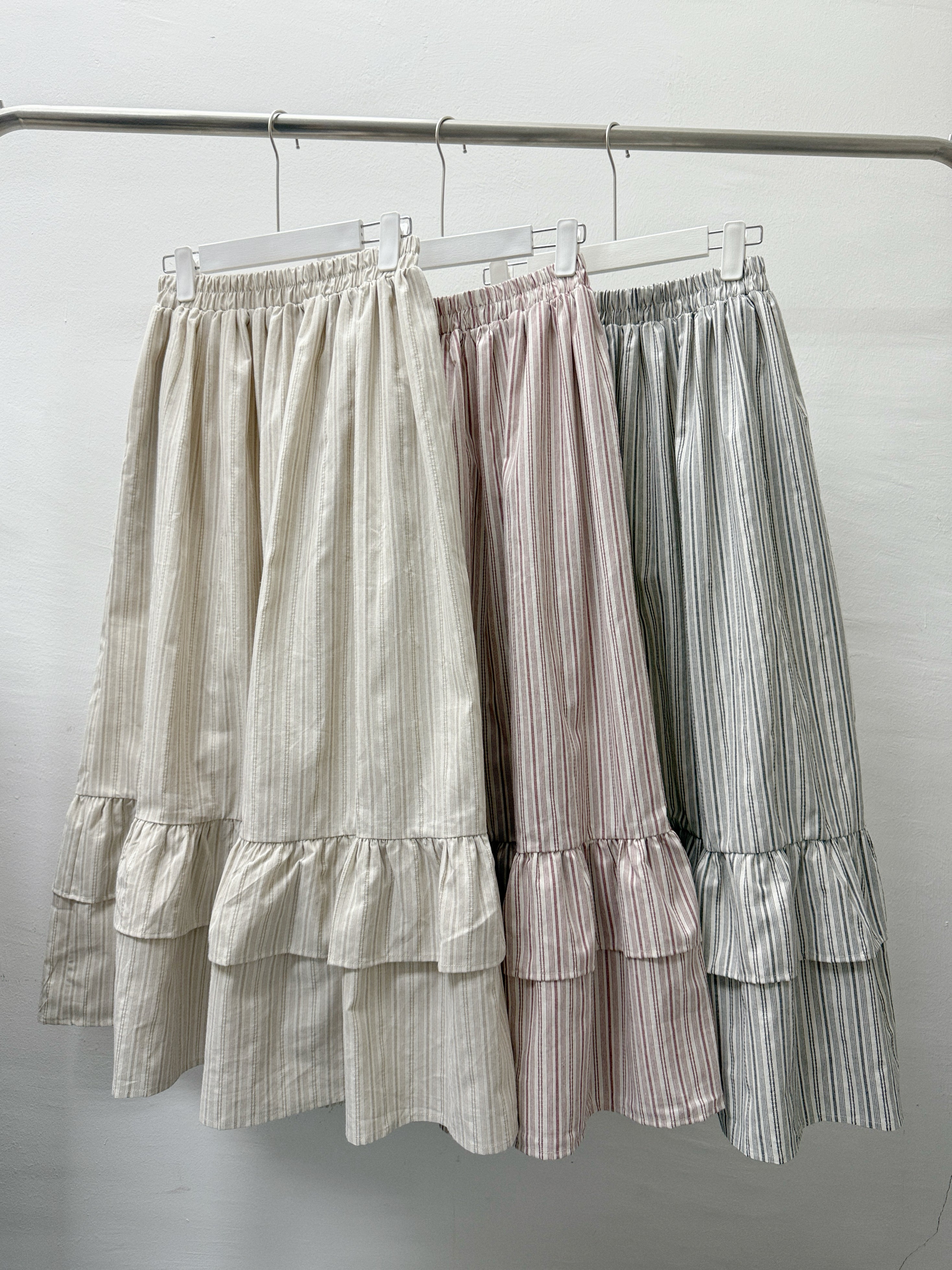 【SALE】挺身直紋ruffle邊半身裙丨 米杏 黑