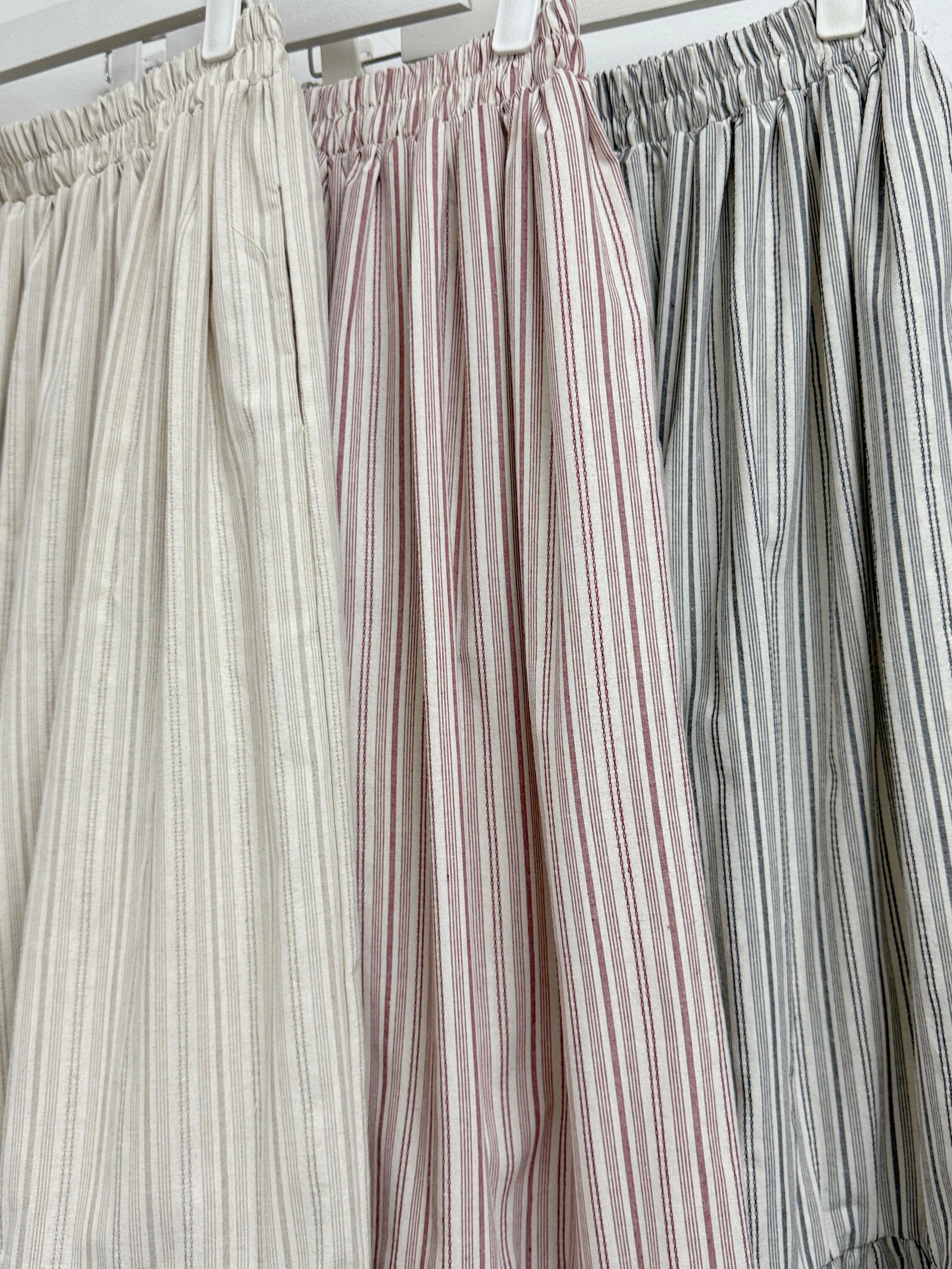【SALE】挺身直紋ruffle邊半身裙丨 米杏 黑
