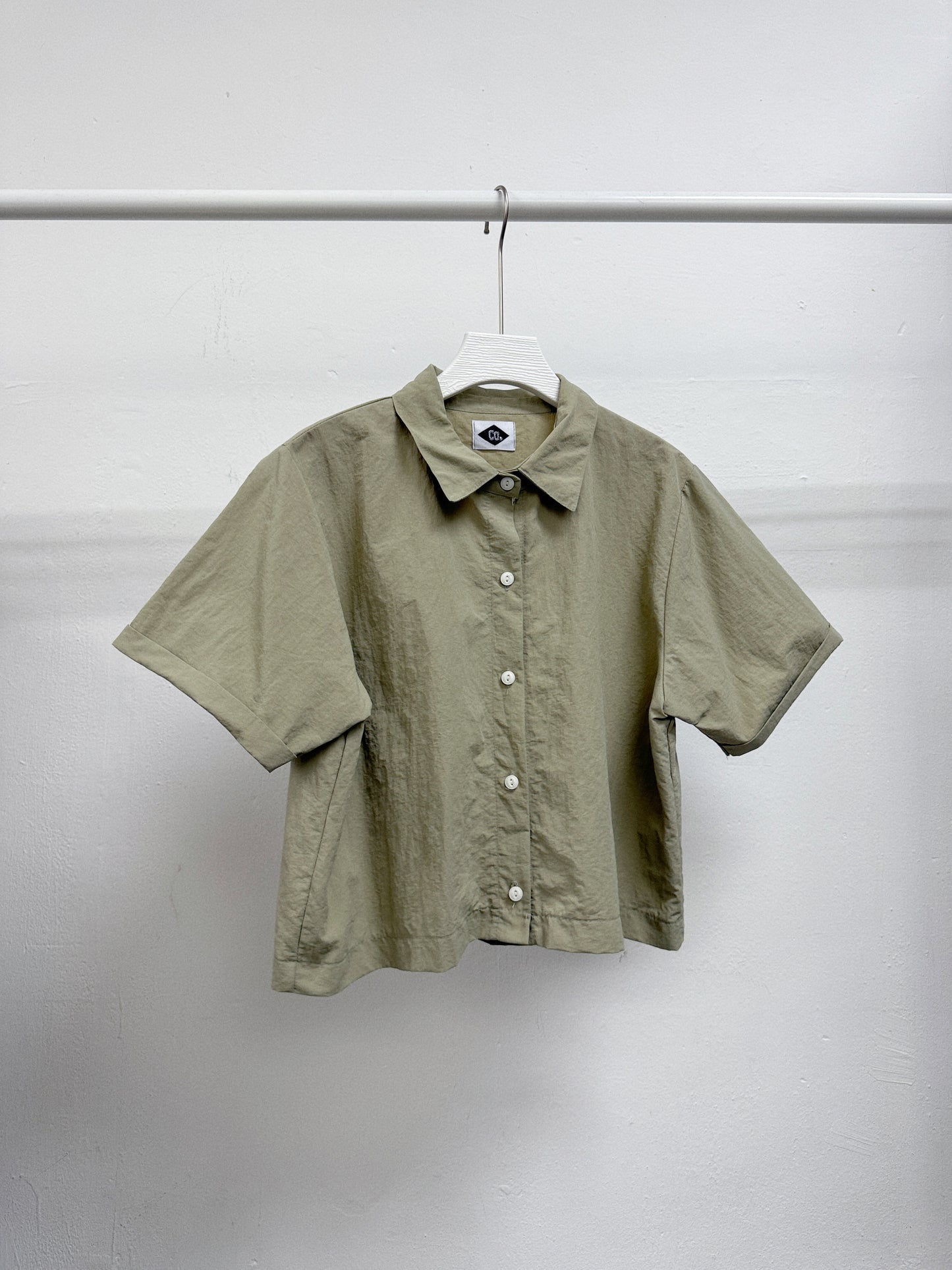 【SALE】嗦嗦料有領褶袖恤丨軍綠