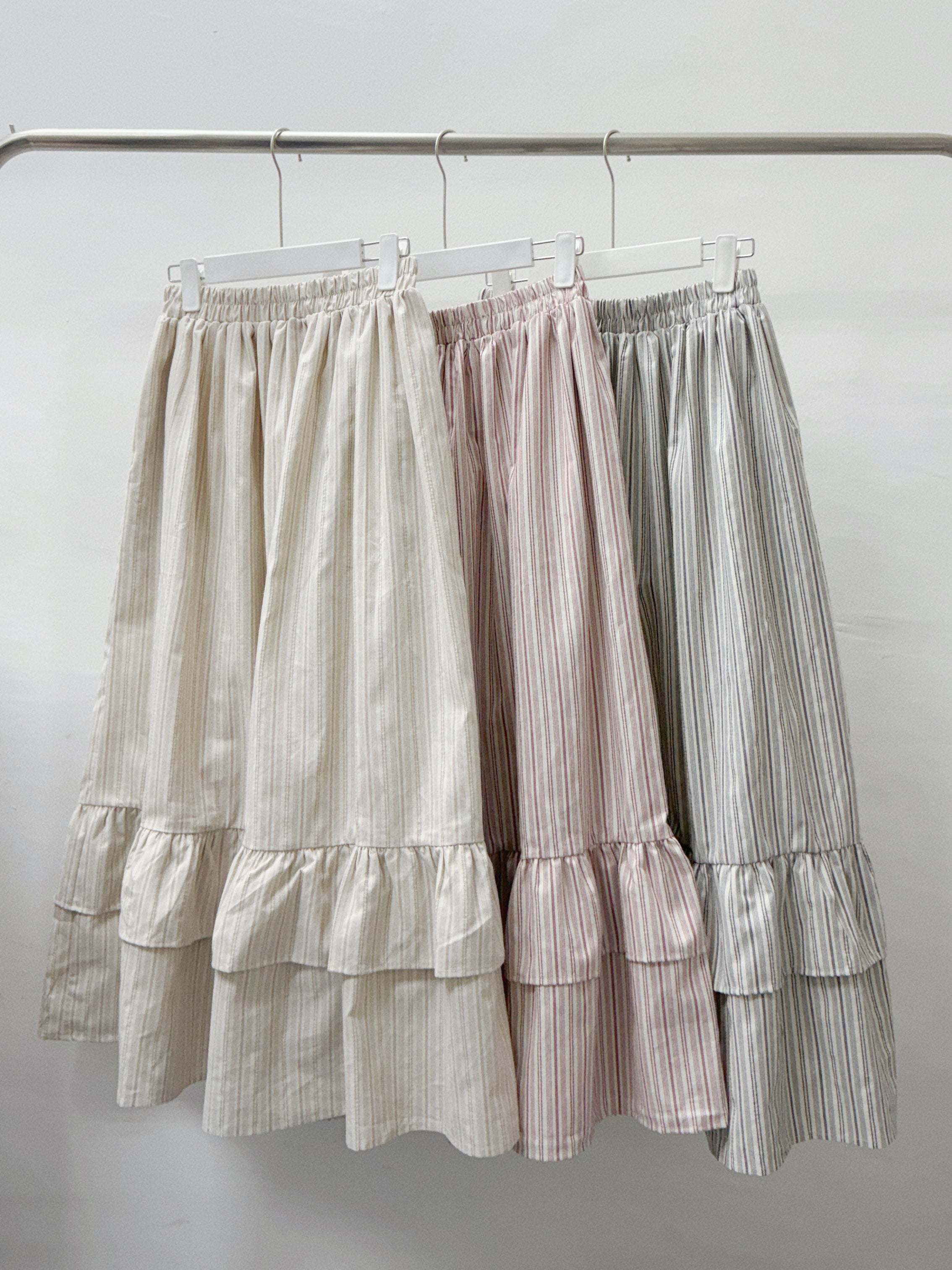 【SALE】挺身直紋ruffle邊半身裙丨 米杏 黑