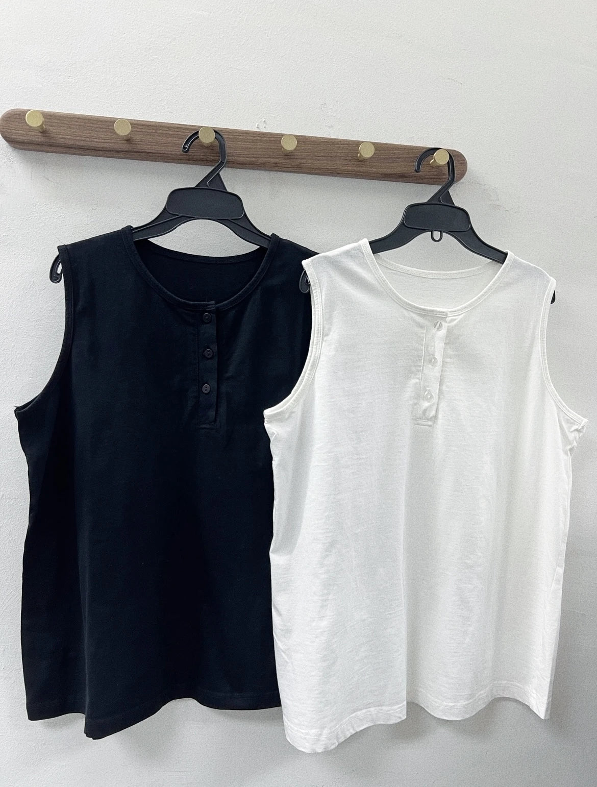 【SALE】圓領包邊鈕扣背心｜黑