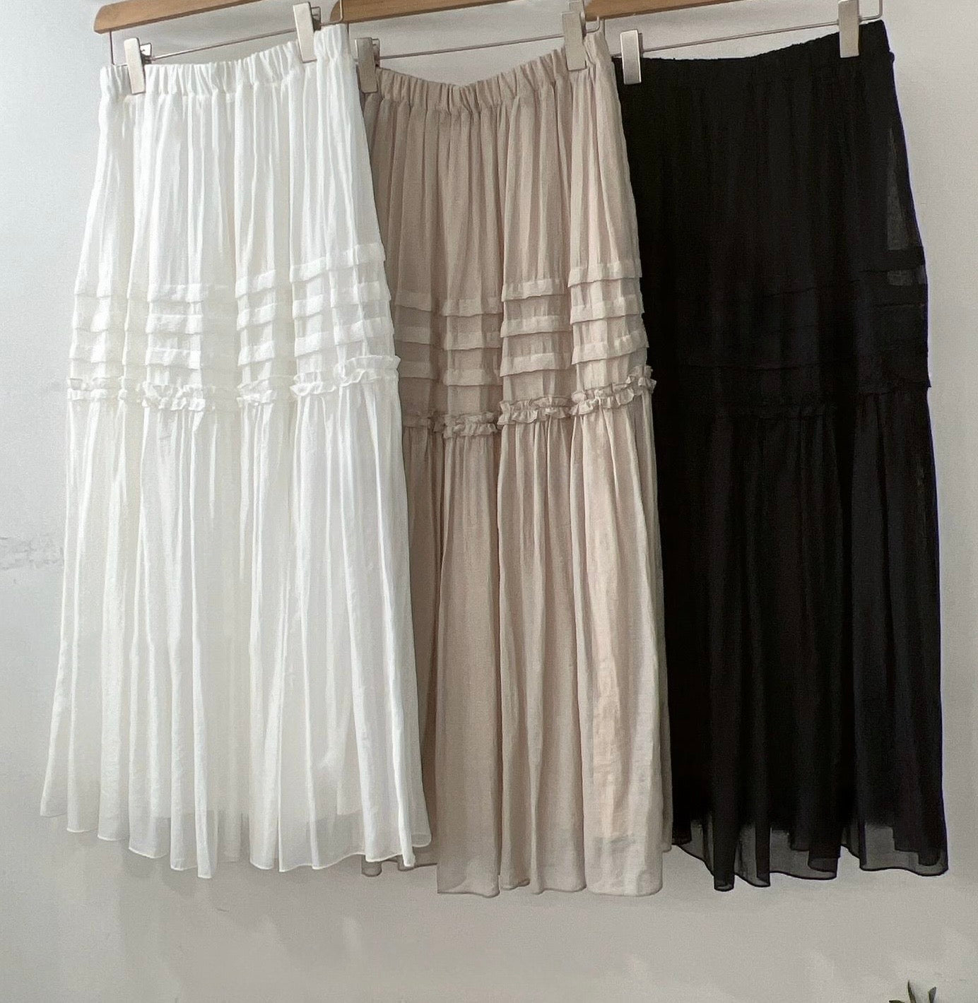 【SALE】ruffle邊壓褶半身裙丨黑