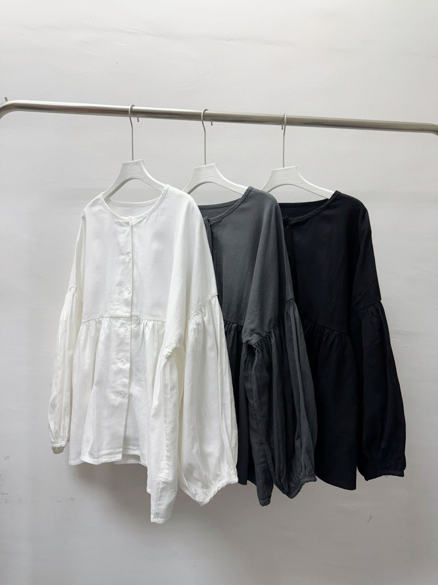 【comeback】薄斜布泡泡袖開胸上衣丨3 col