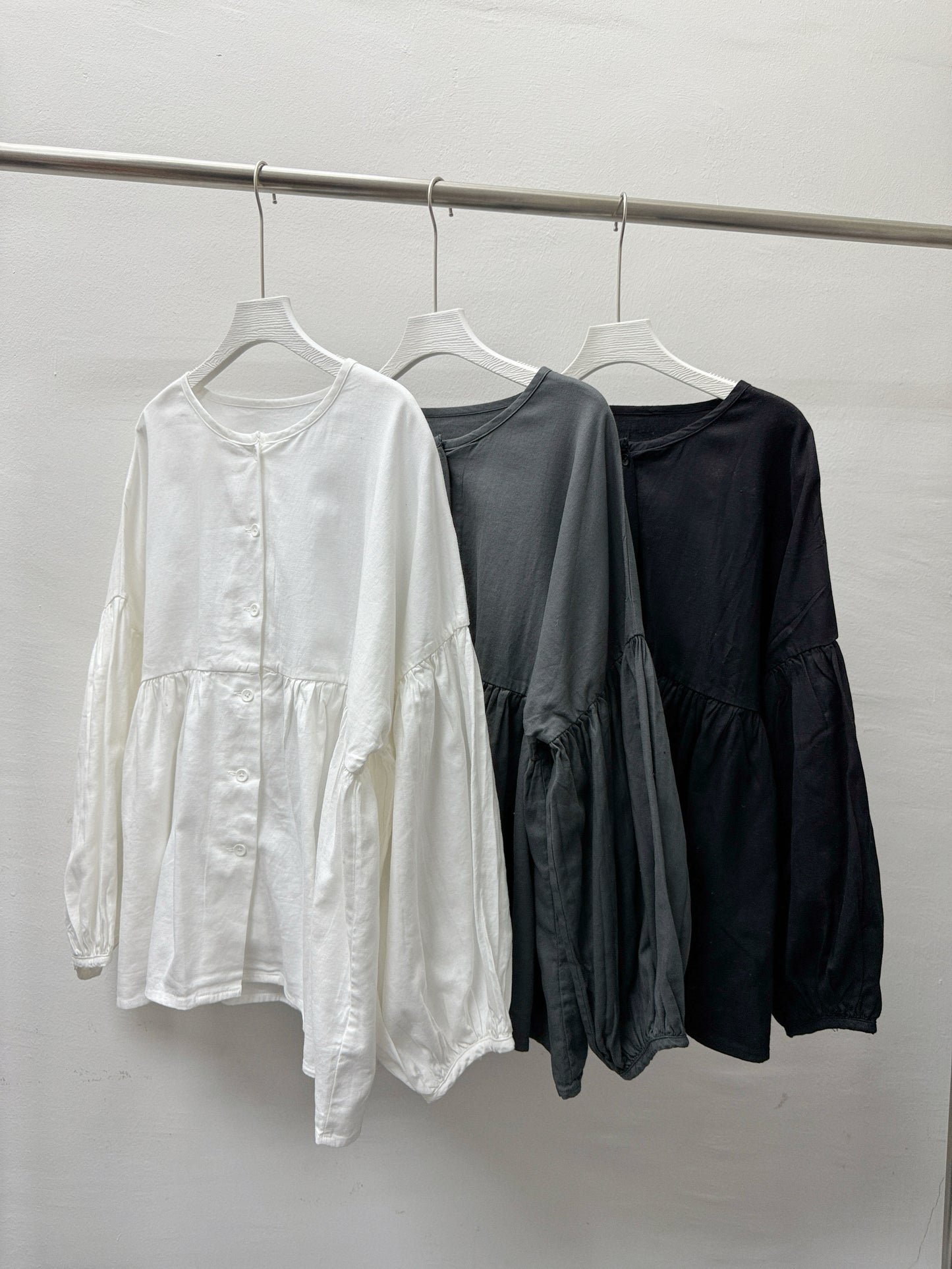 【comeback】薄斜布泡泡袖開胸上衣丨3 col