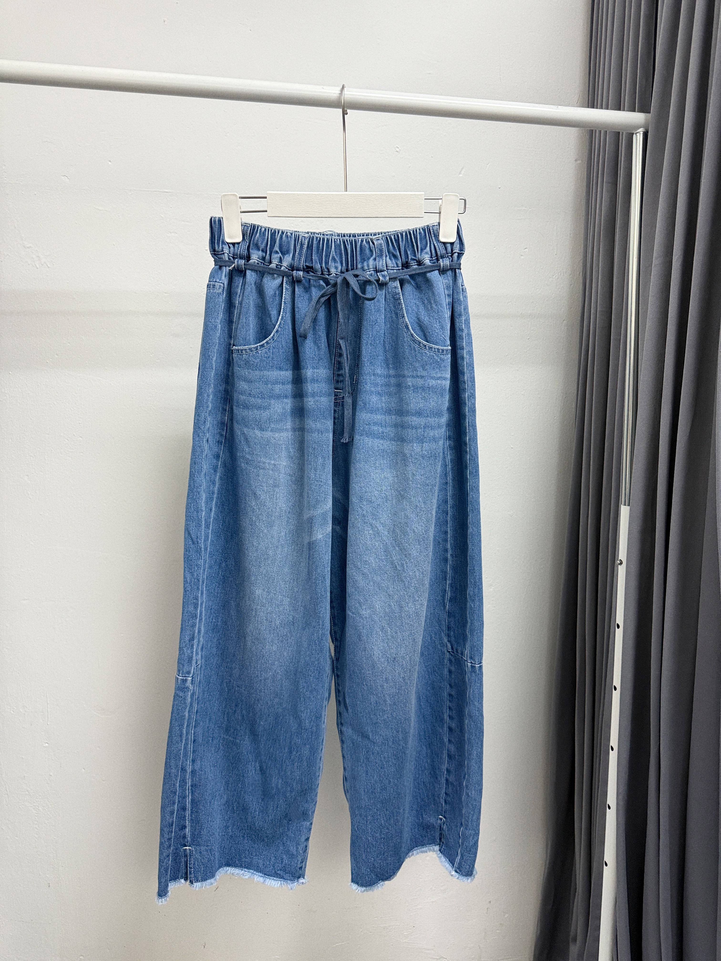 洗水色牛仔小開叉直筒褲