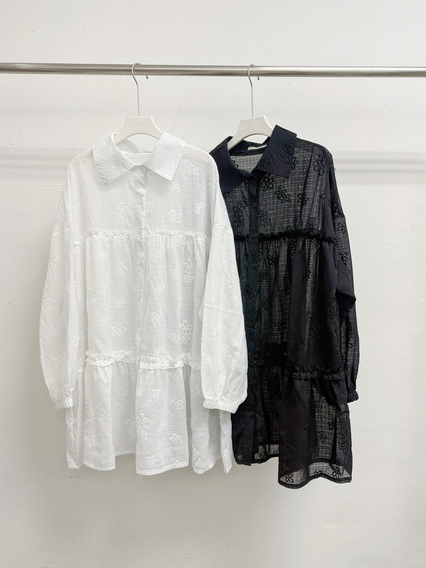 暗格刺繡花反領透上衣丨2 col