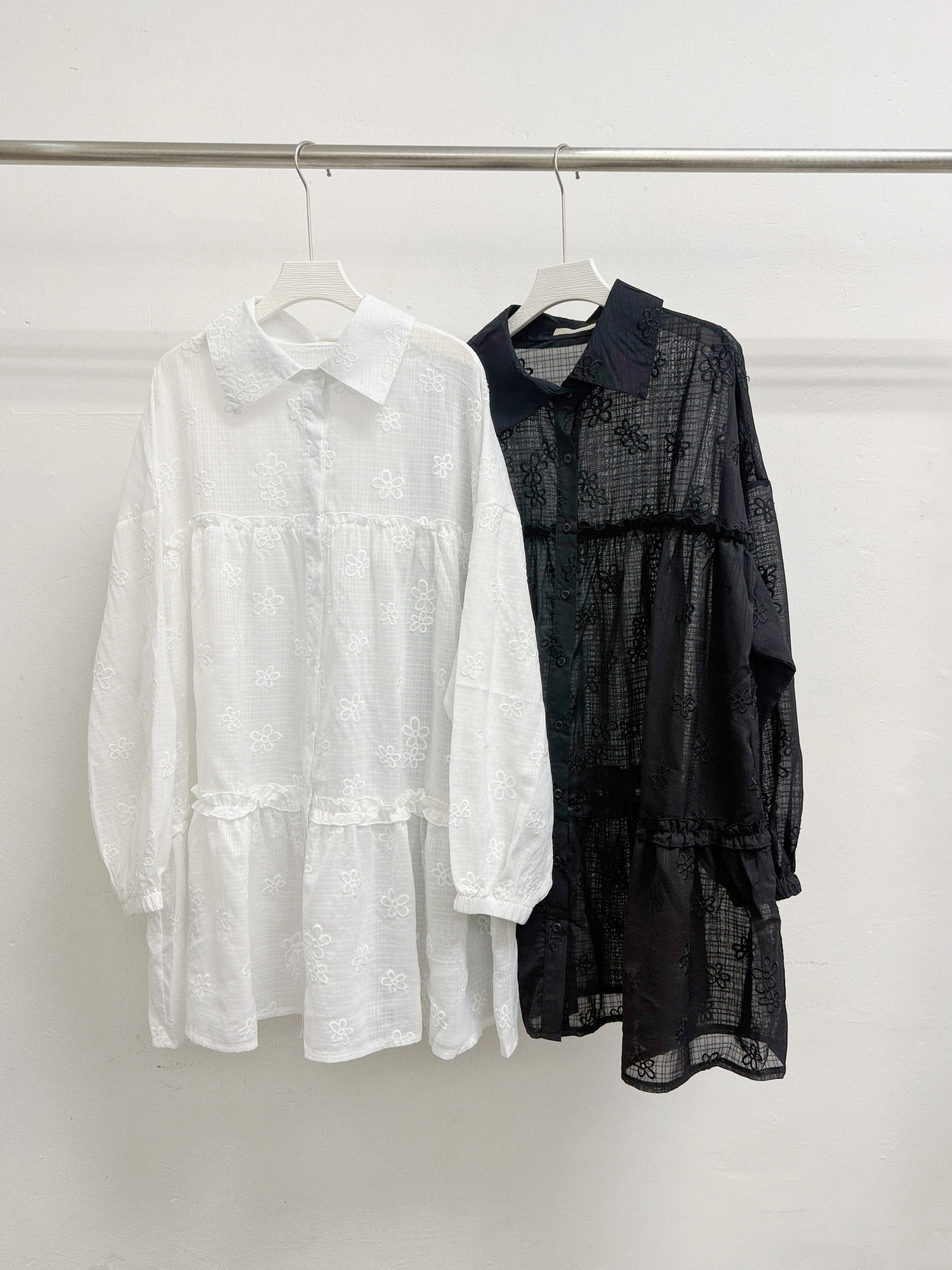 暗格刺繡花反領透上衣丨2 col