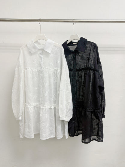 暗格刺繡花反領透上衣丨2 col
