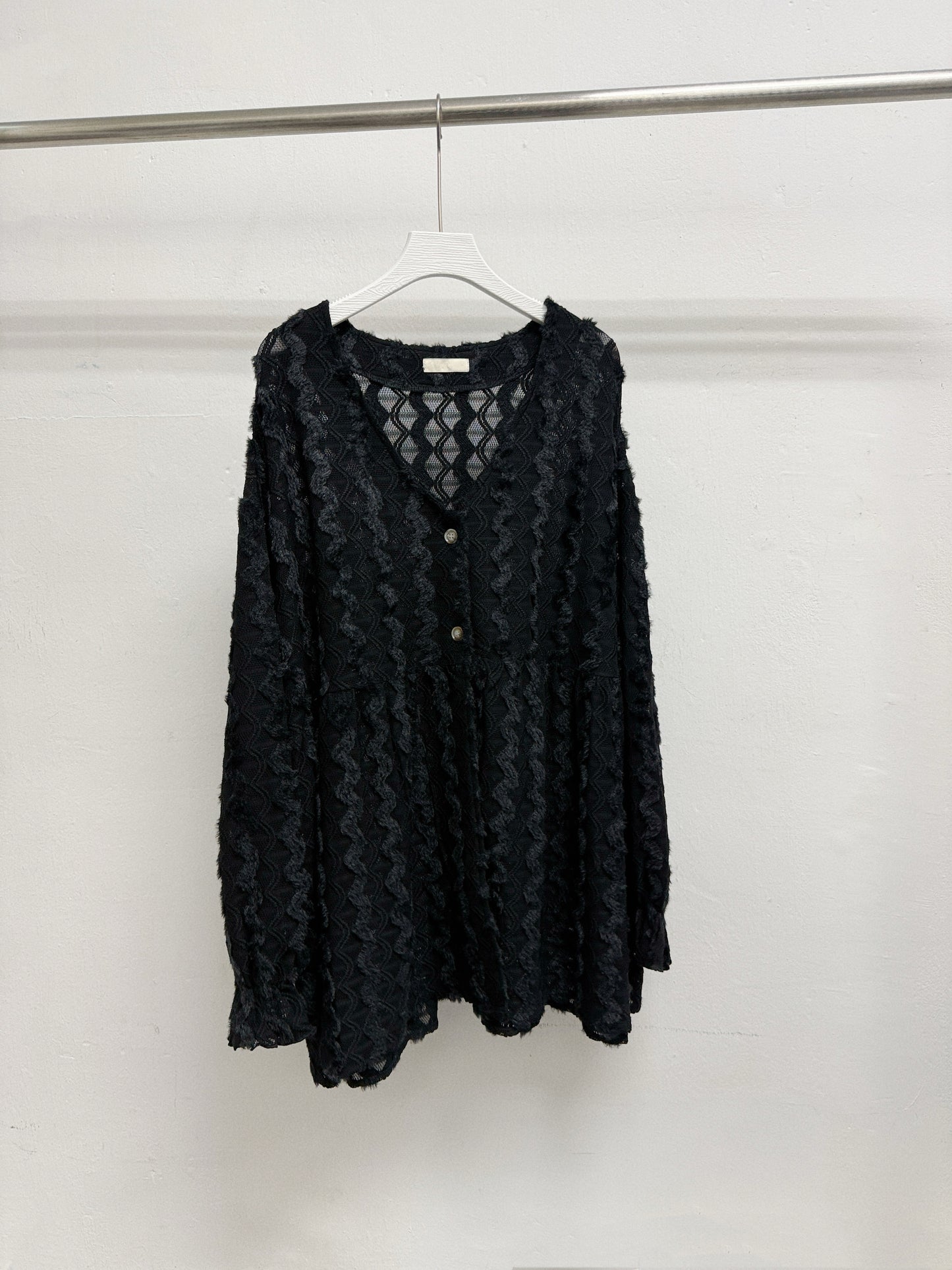 波浪紋v領外襯丨黑