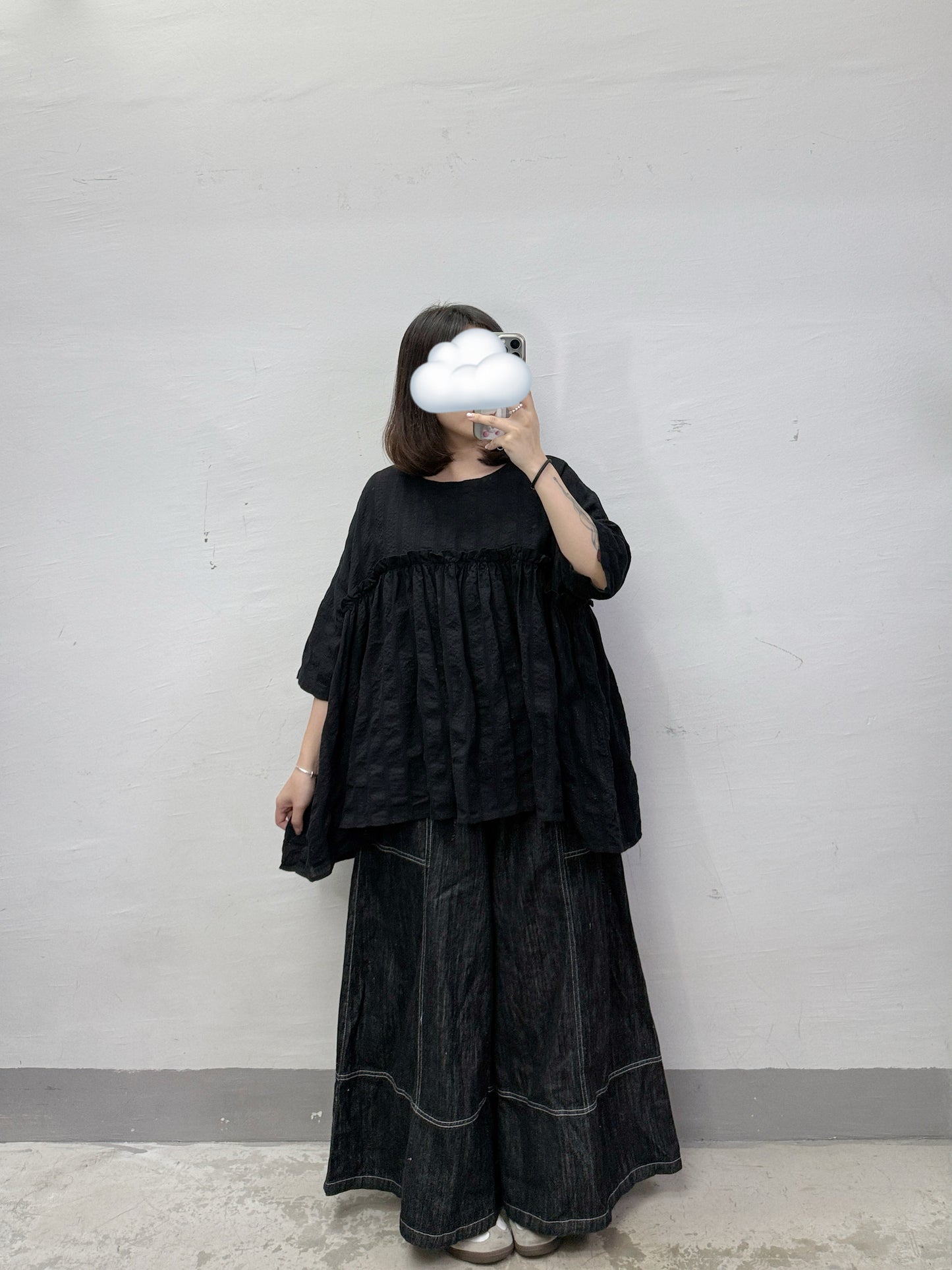【新品優惠】遮手臂~暗條紋ruffle邊傘型上衣丨2 col