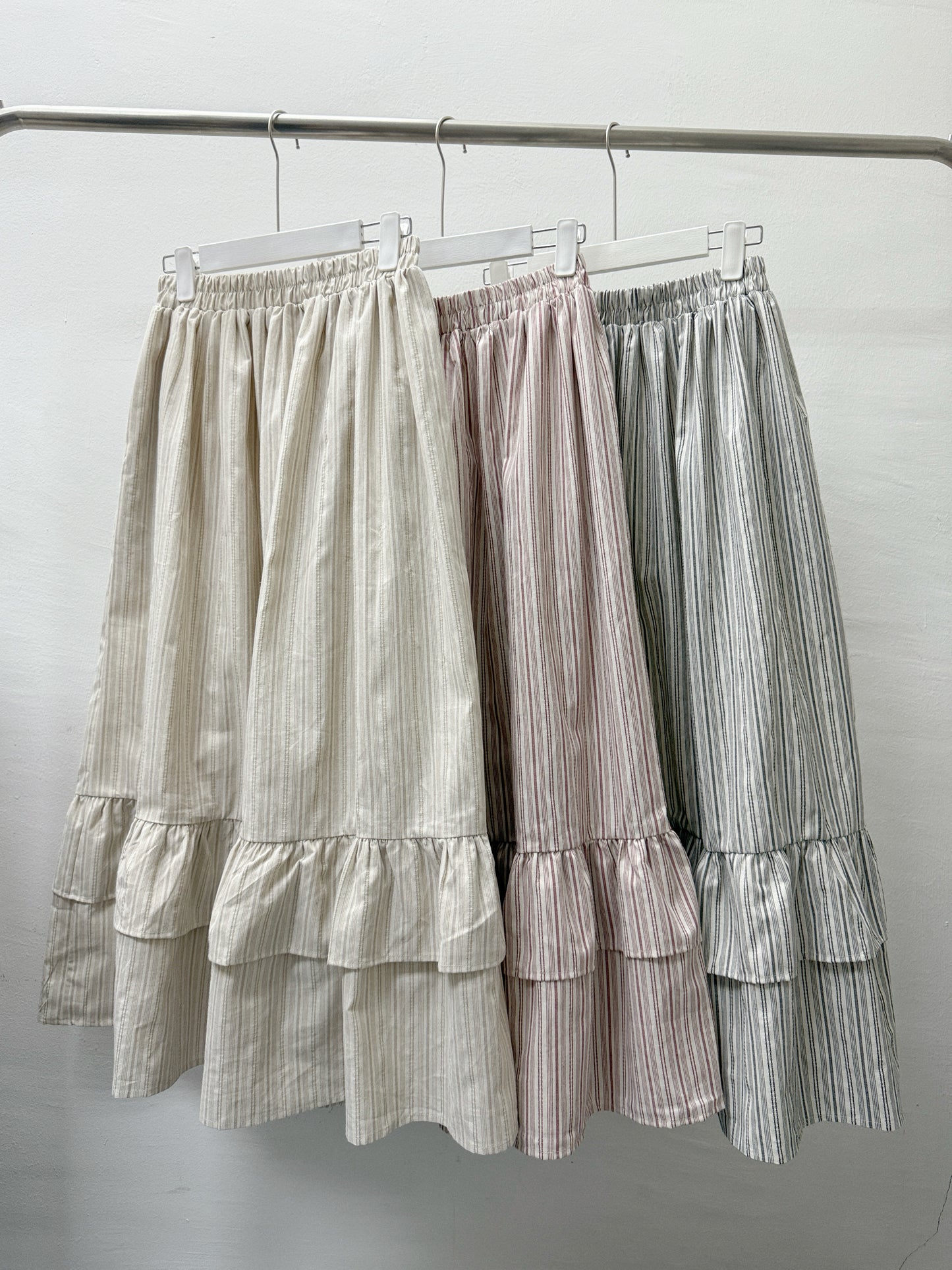 【SALE】挺身直紋ruffle邊半身裙丨 米杏 黑