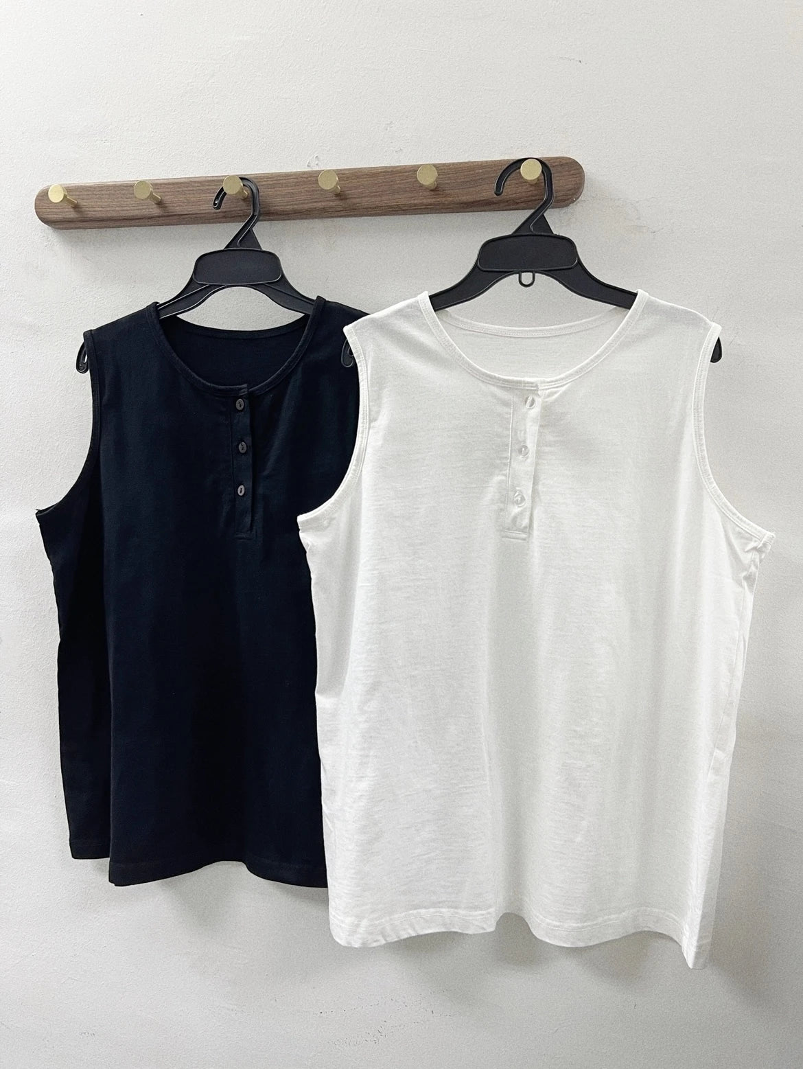 【SALE】圓領包邊鈕扣背心｜黑