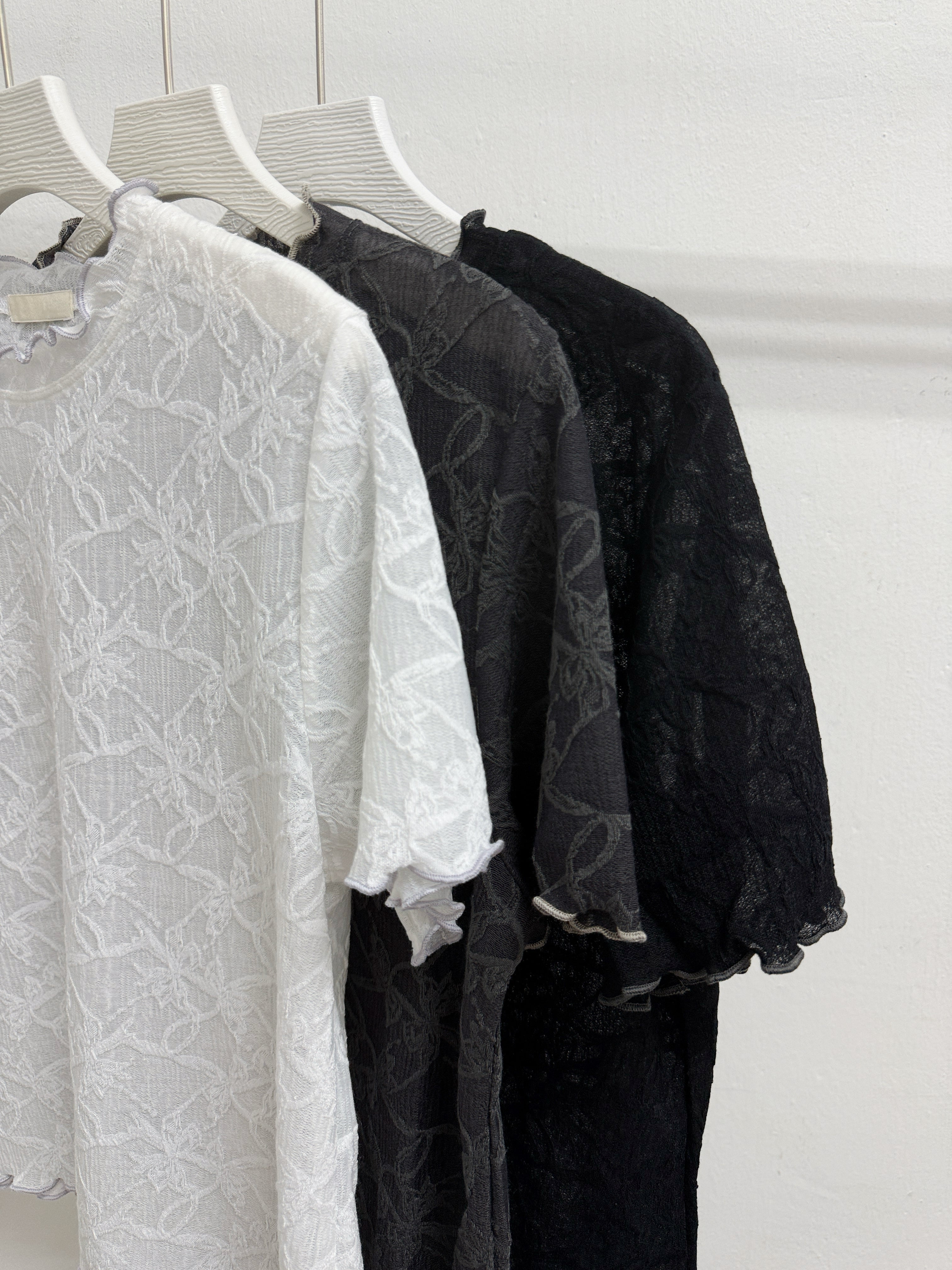 【SALE】蝴蝶結花紋半透上衣丨3 col