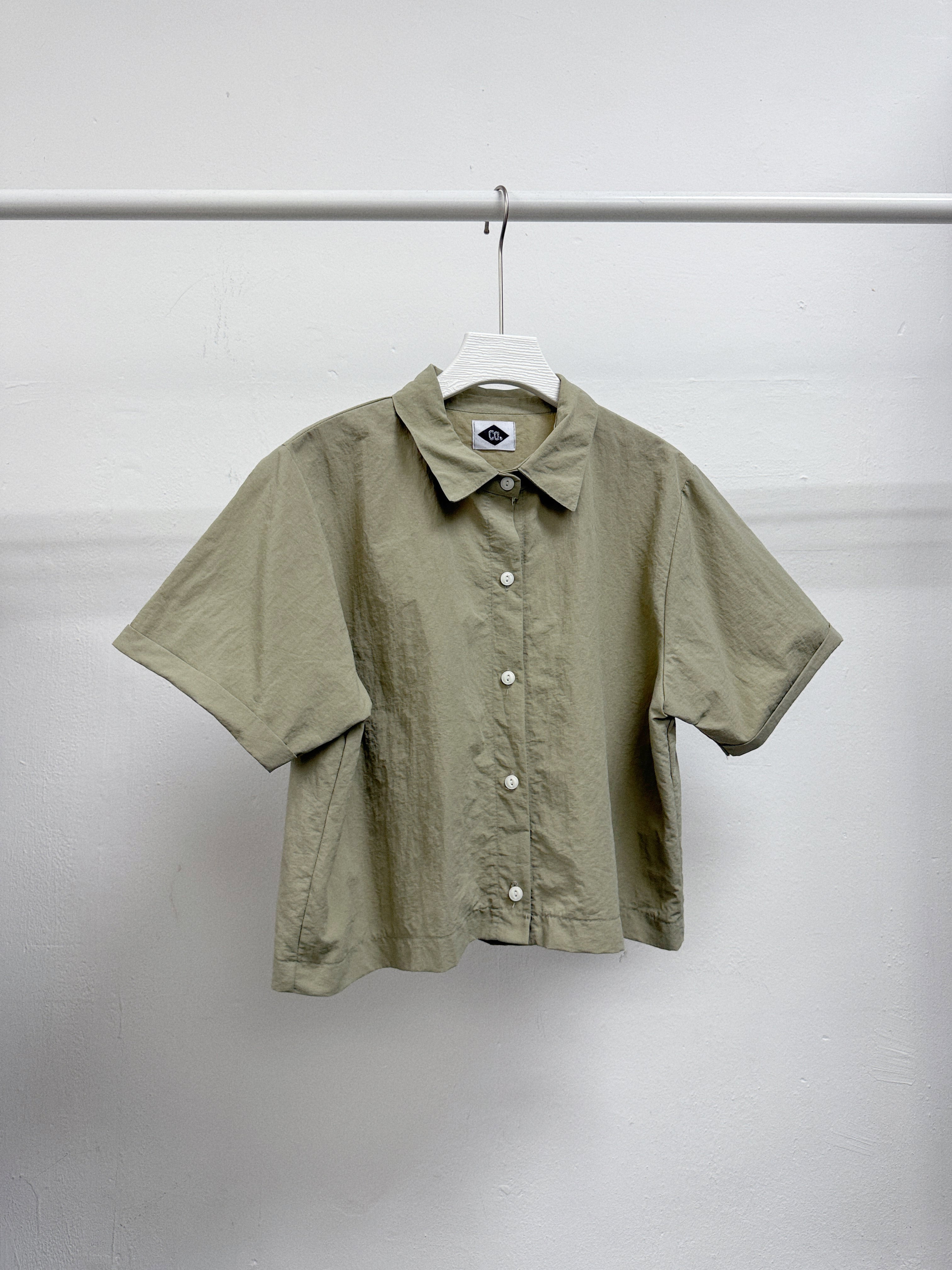 【SALE】嗦嗦料有領褶袖恤丨軍綠