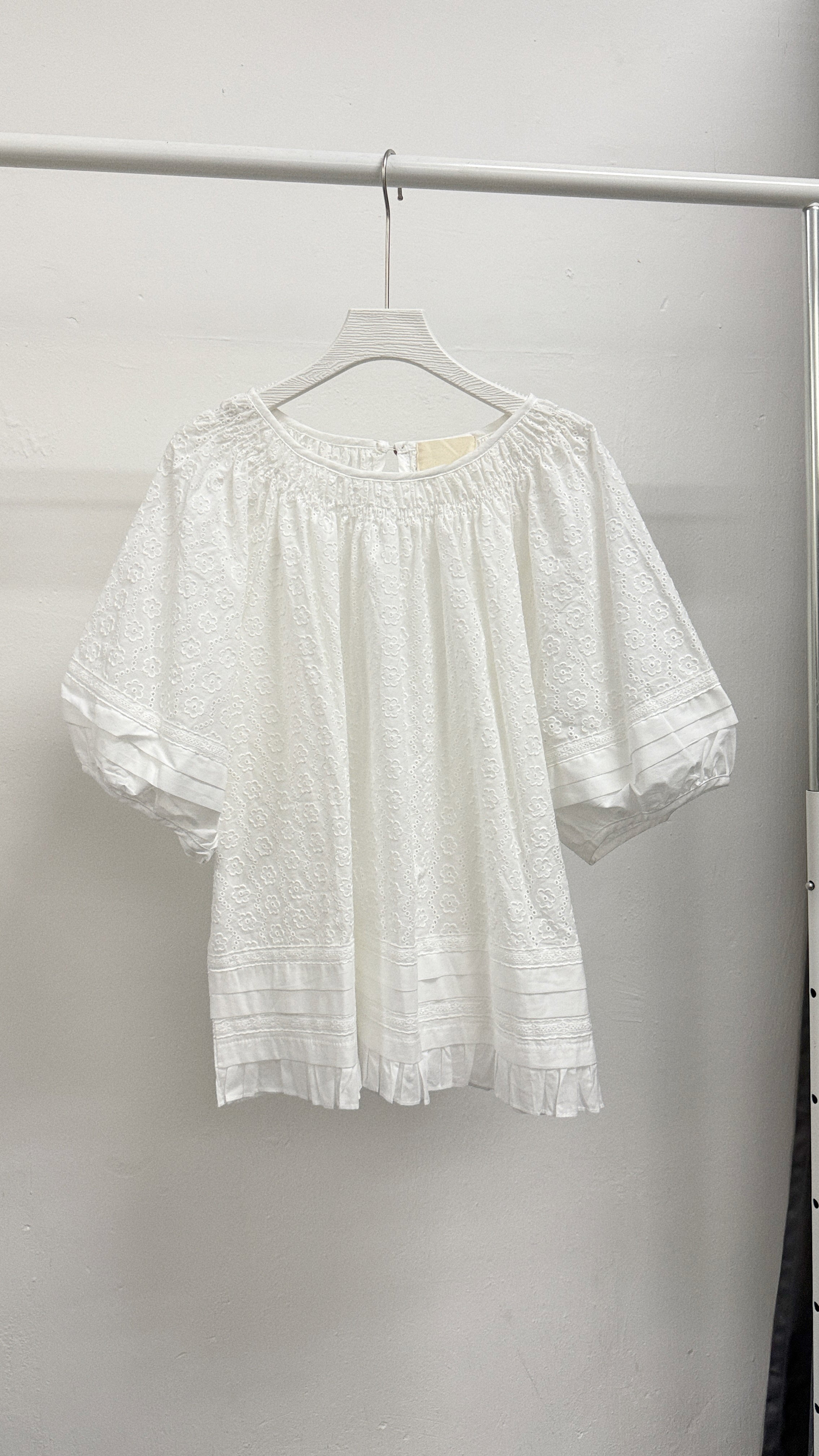 【SALE】刺繡花花泡泡袖top