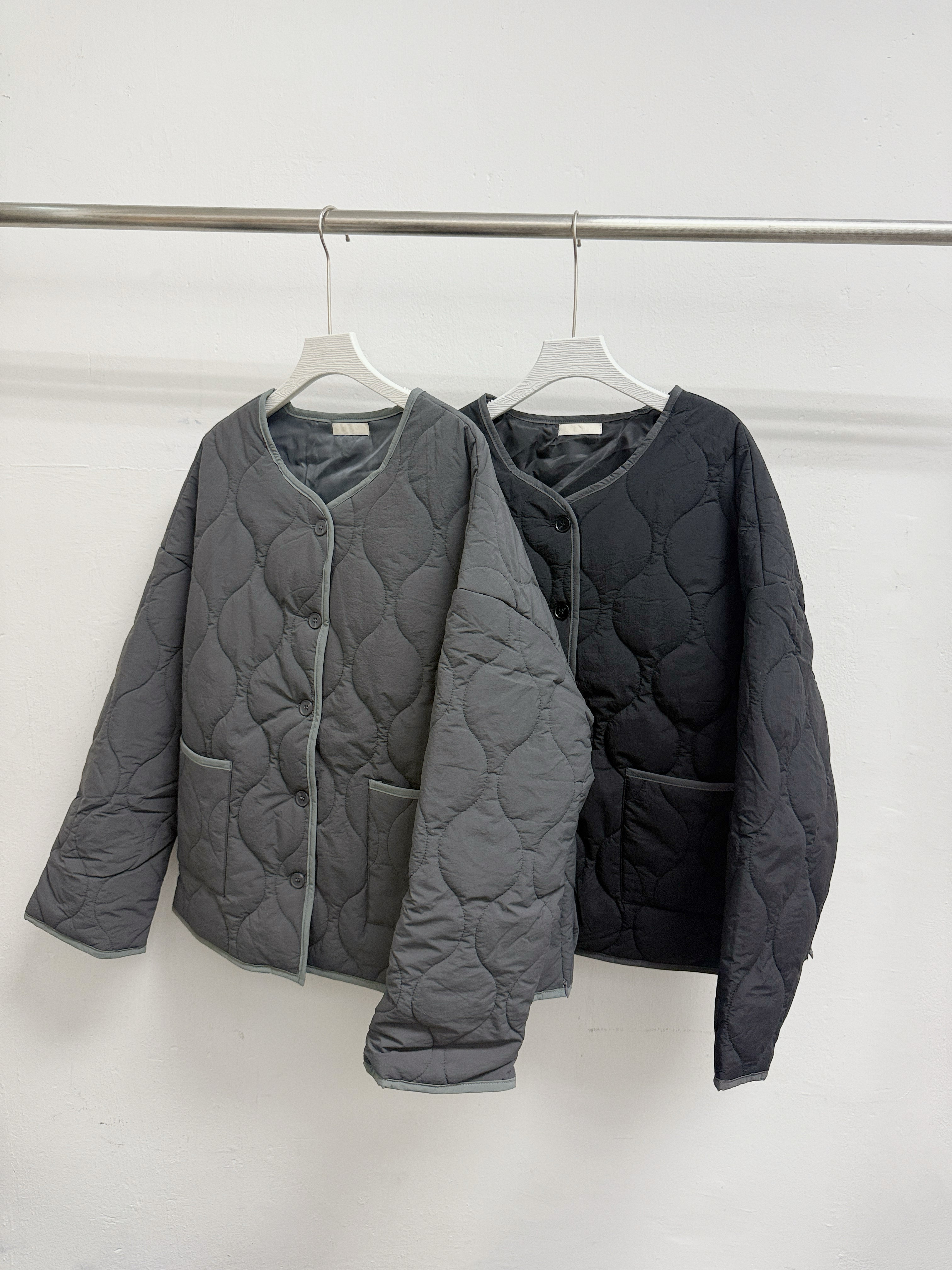 側拉鍊撞色夾棉外套丨黑