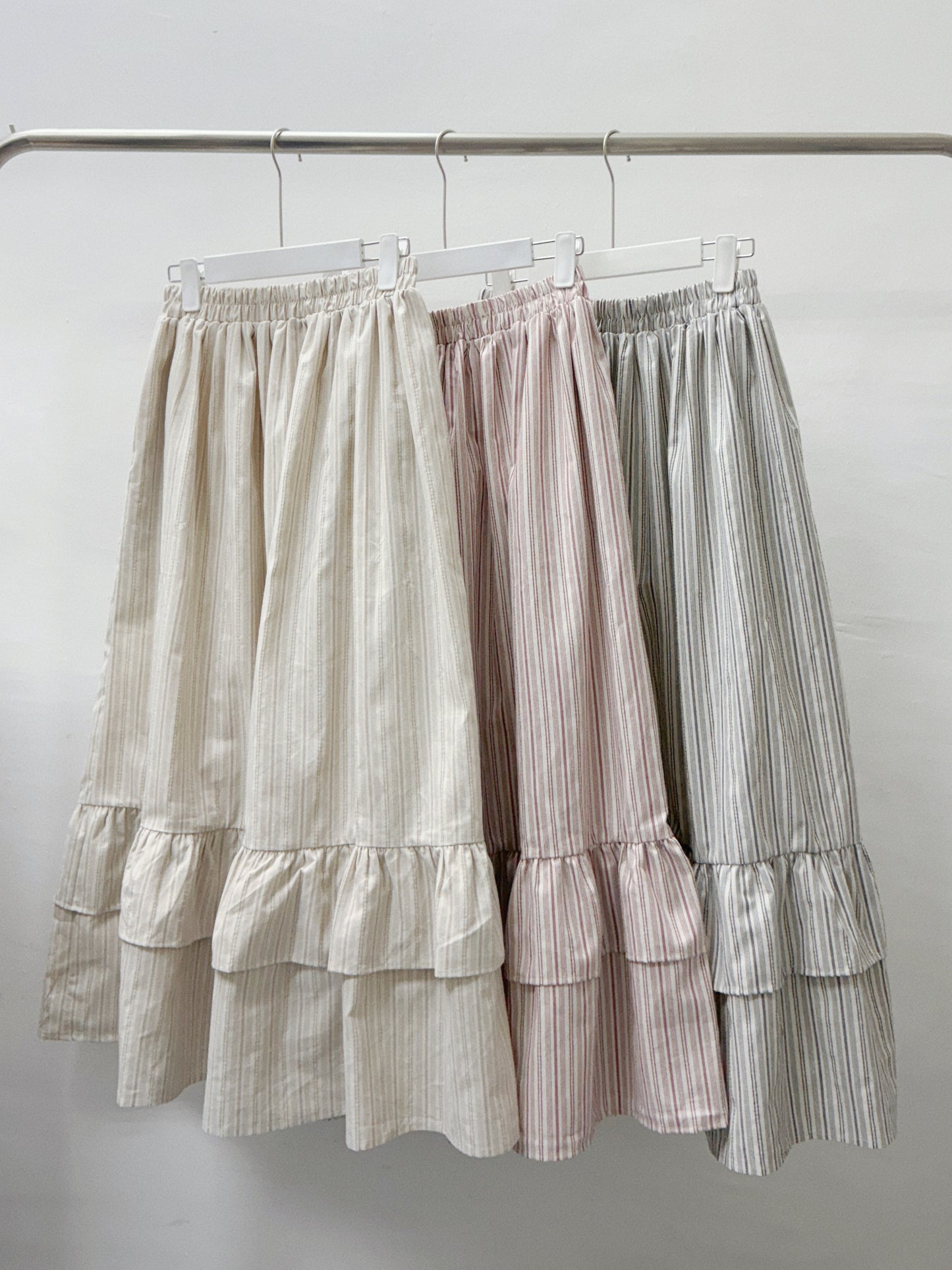 【SALE】挺身直紋ruffle邊半身裙丨 米杏 黑