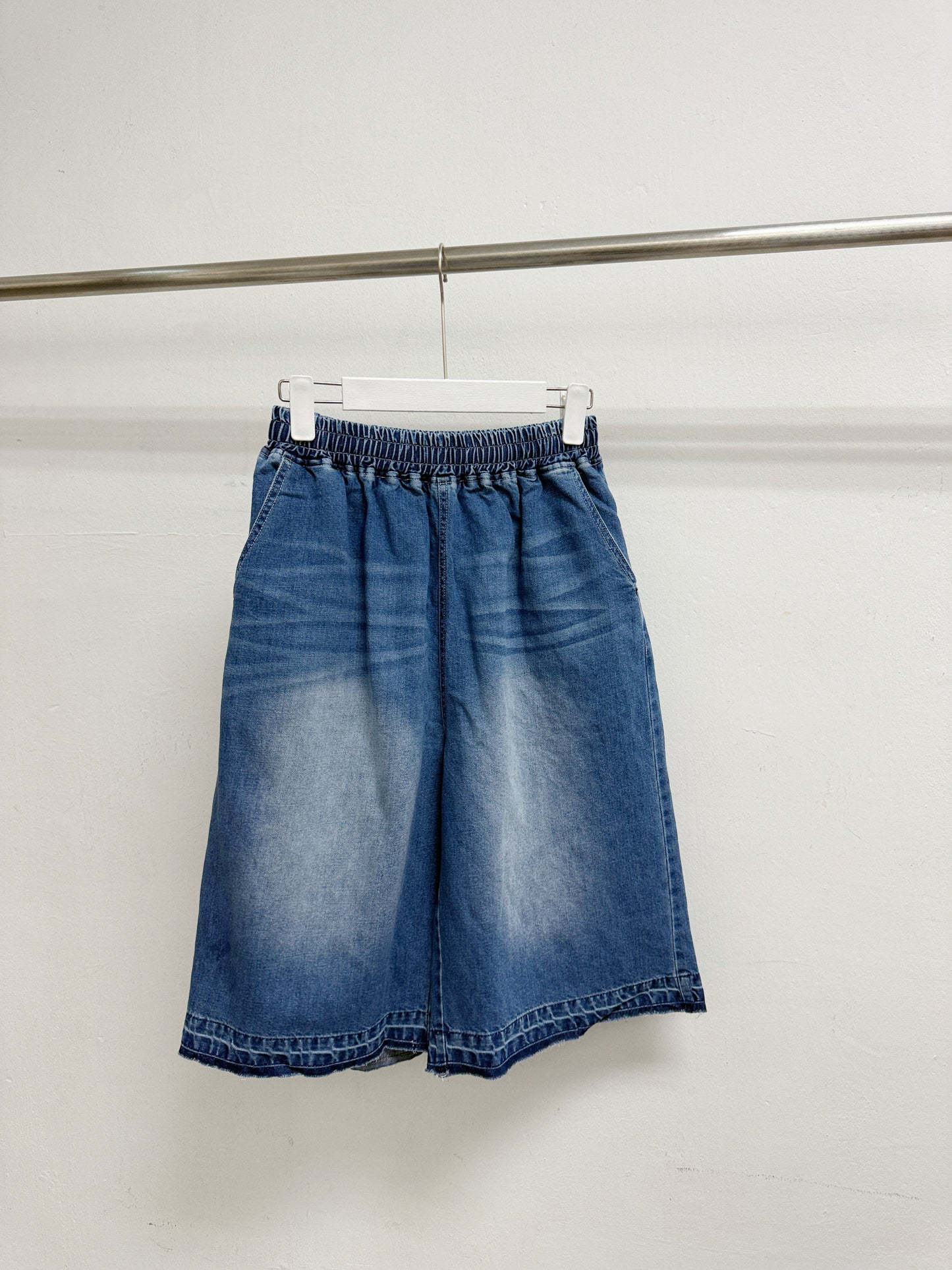 【新品優惠】洗水色披邊牛仔褲